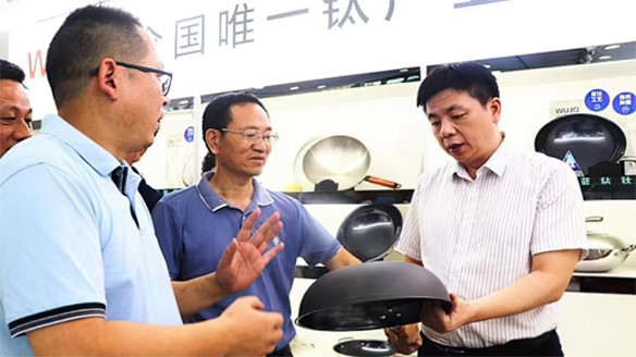 婁底市政協主席梁立堅到康鈦爾“送清涼”